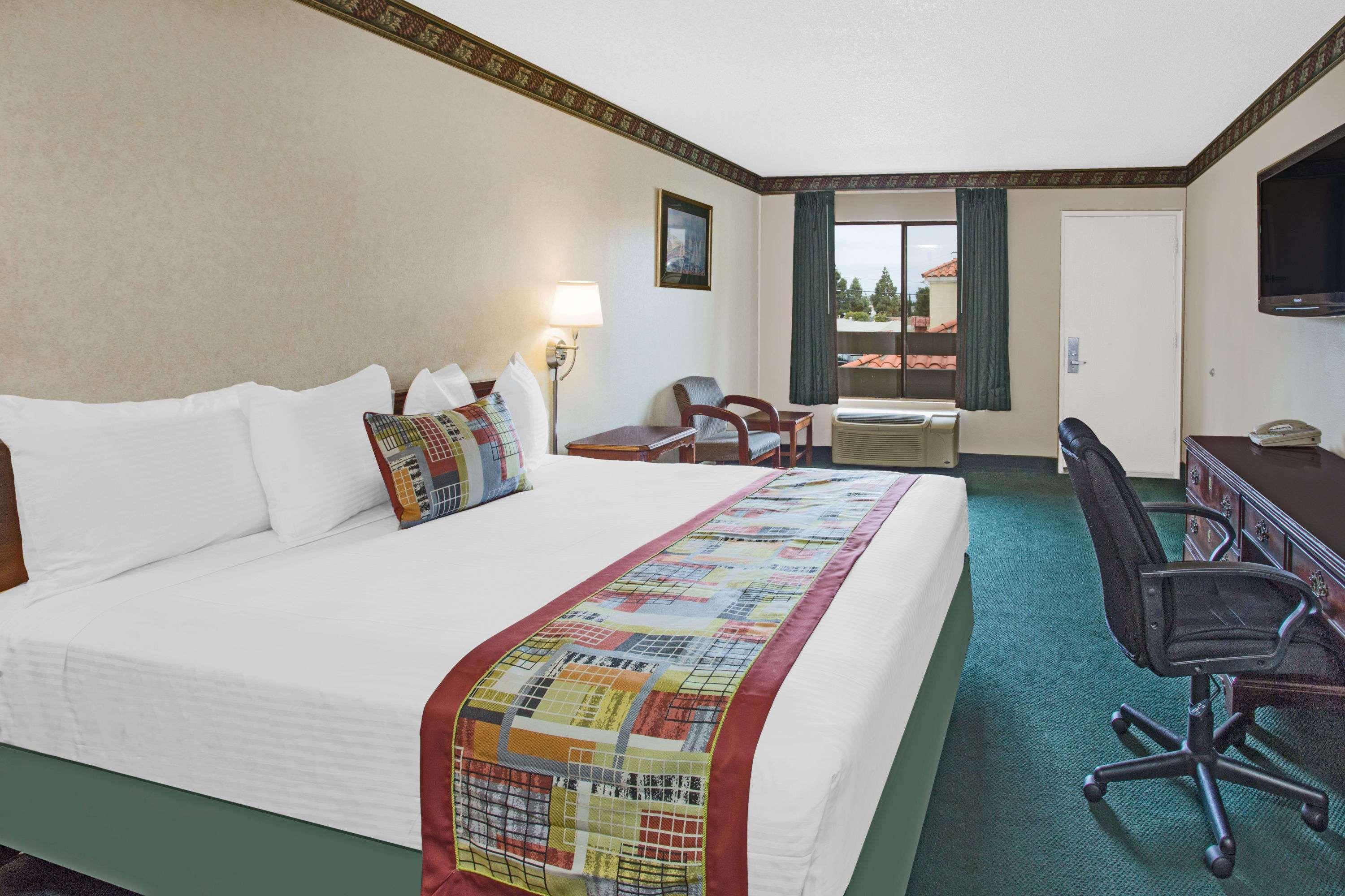 Travelodge By Wyndham Costa Mesa Newport Beach Hacienda Екстер'єр фото