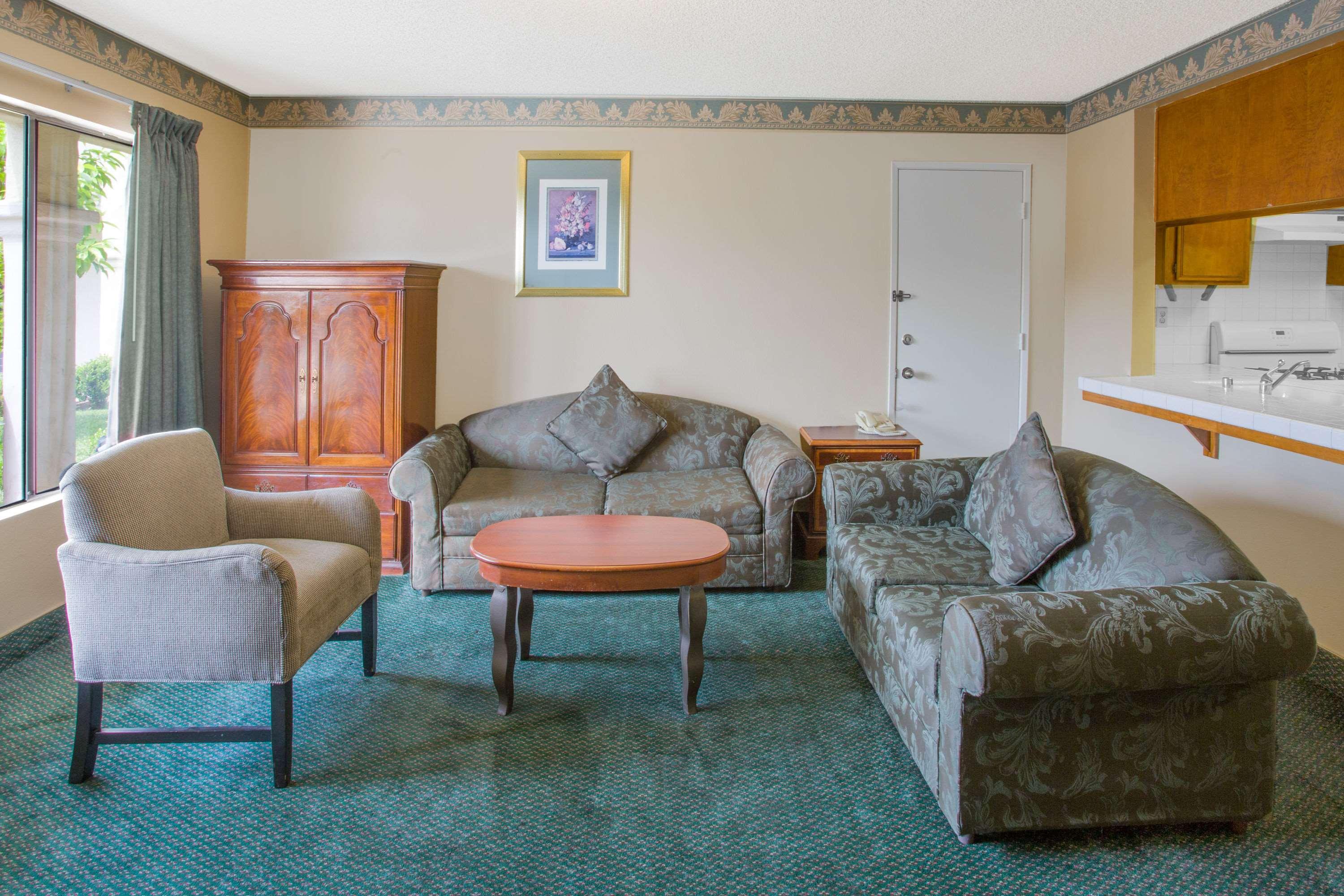 Travelodge By Wyndham Costa Mesa Newport Beach Hacienda Екстер'єр фото